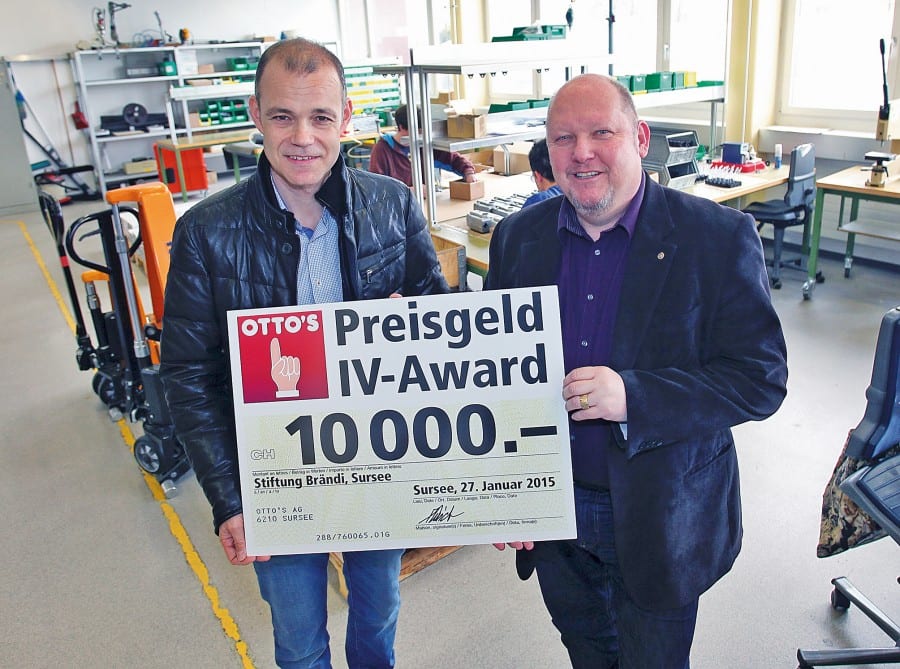 Mark Ineichen (links) von OTTO’S überreicht Markus Tremp, Leiter Stiftung Brändi Sursee, einen Check in der Höhe von 10'000 Franken. Bild apimedia.
