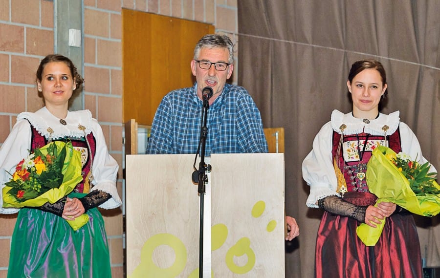 Gemeindepräsident Josef Mattmann, flankiert von zwei Ehrendamen, heisst die Delegierten zu ihrer Tagung in Inwil herzlich willkommen. Bild: Kurt Lötscher.