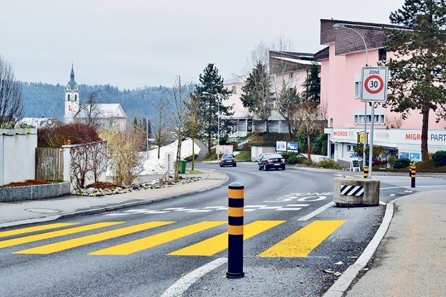 Die Einmündung der Obgardistrasse wurde nicht mit Rechtsvortritt geregelt, was der Verordnung widerspricht.Bilder zVg.