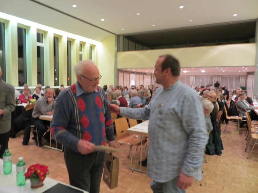 Co-Präsident Stefan Erni (rechts) gratuliert dem frischgewählten Ehrenmitglied Ernst Anderhub.
