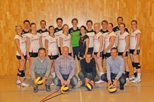Sebastian Herrmann (Raiffeisen Bank), Jörg Bucher (SIMA-Print), Stefan Reinhart (Präsident VBC Ebikon) und Markus Krummenacher (Vertreter Ladengasse Vereinigung Macchi Bäckerei) mit dem Herren 1- und Damen 1- Team.