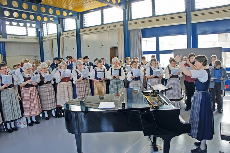 Singen mit der Präsidentin der Volksliedkommission der Schweizerischen Trachtenvereinigung Gabriela Moser Regli aus Brienz. Bild: Rita Leisibach.