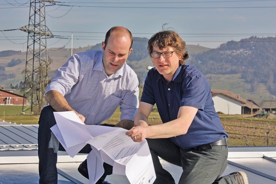 Fabian Peter, Gemeindeammann von Inwil (links), und Marius Fischer, BE Netz AG, besprechen die letzten Details für den Bau der Solaranlage auf dem Dach der neuen Schulanlage. Bild zVg.
