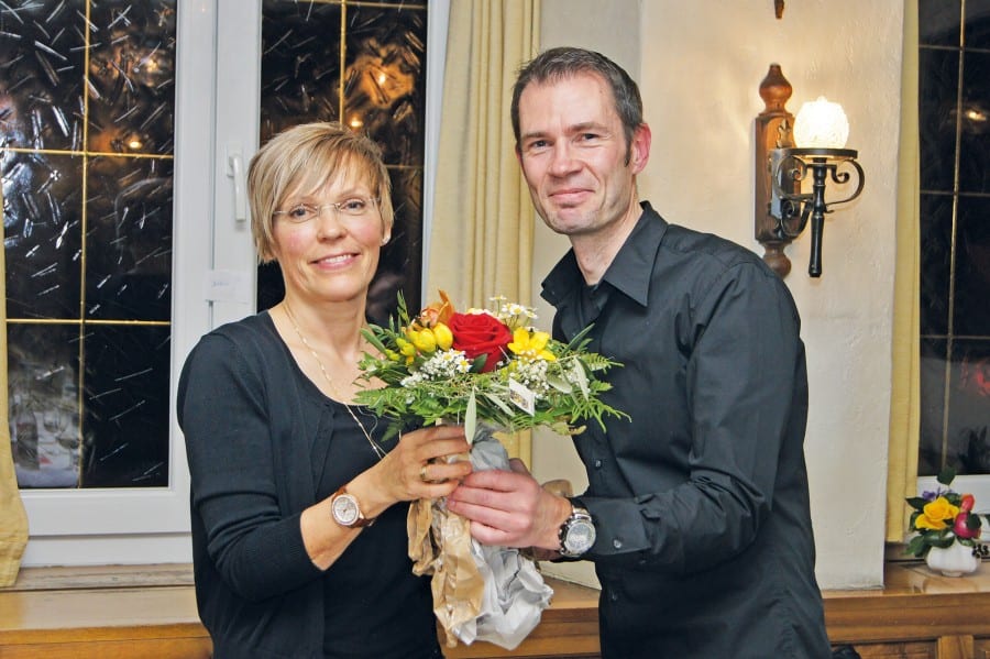 Blumen für die zurürcktretende Aktuarin Renata Ettlin, überreicht von Präsident Marc Brehm. Bild zVg.