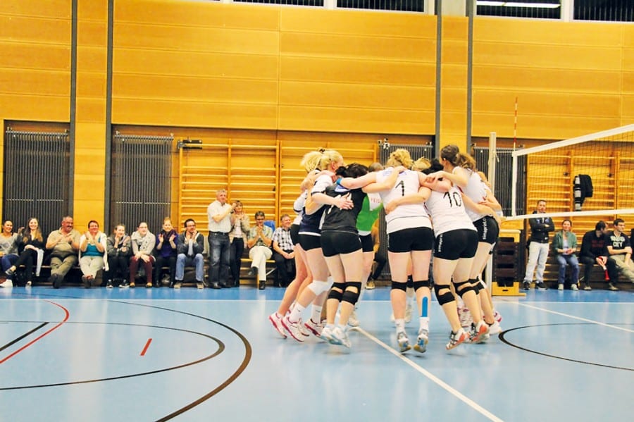 Das Damen-1-Team freut sich über den sofortigen Wiederaufstieg. Bilder zVg.