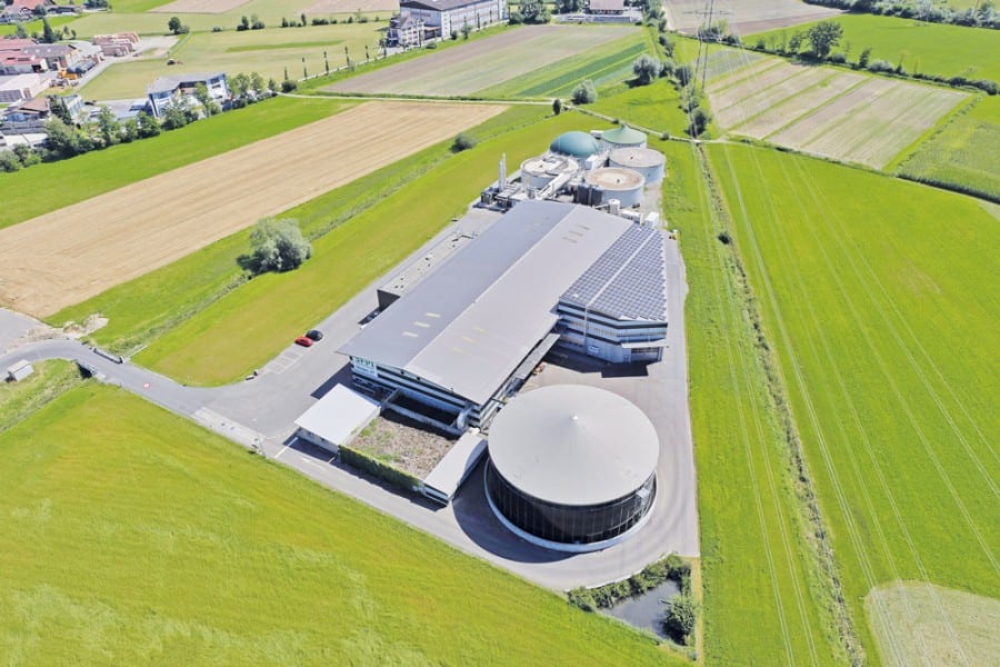 Ansicht der Biogasanlage SFPI von Süden – mit der neuen Photovoltaikanlage. Bilder zVg.