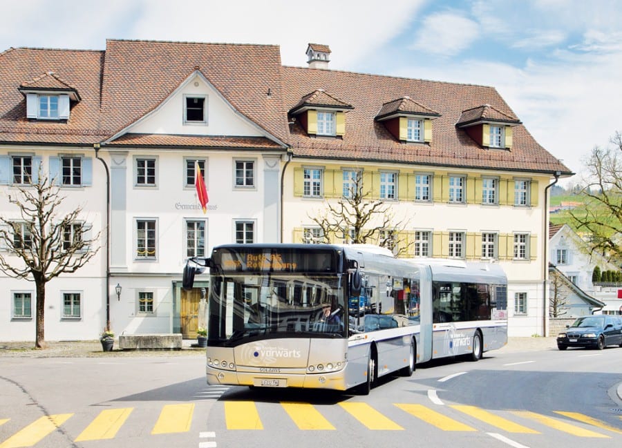 Neuer Solaris Urbino 18 Gelenkbus auf der Strasse von Beromünster Richtung Menziken.