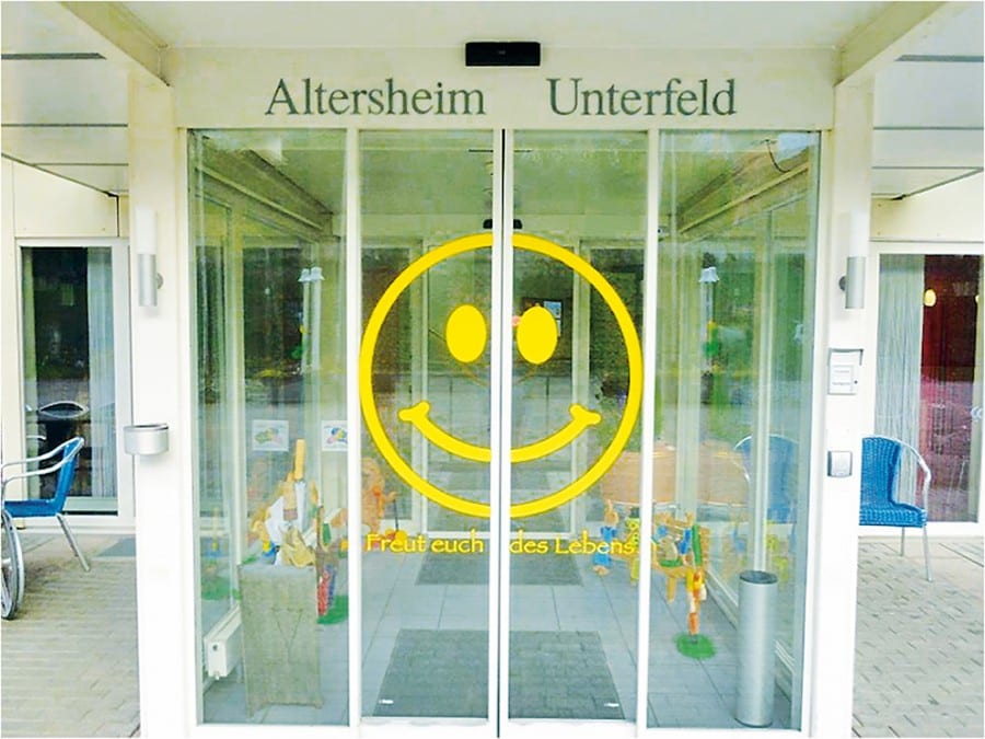 Das Jahresmotto 2015 lächelt den Besuchern zur Begrüssung am Haupteingang des Alters- und Pflegeheims Unterfeld entgegen. Bild: Werner Stutzmann