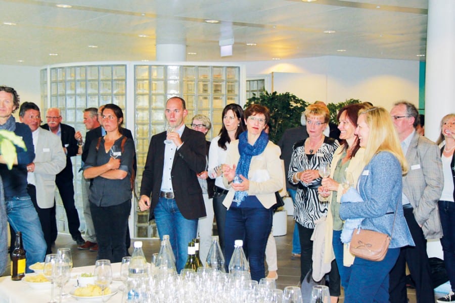 Apéro im Foyer des Gemeindezentrums Meggen.