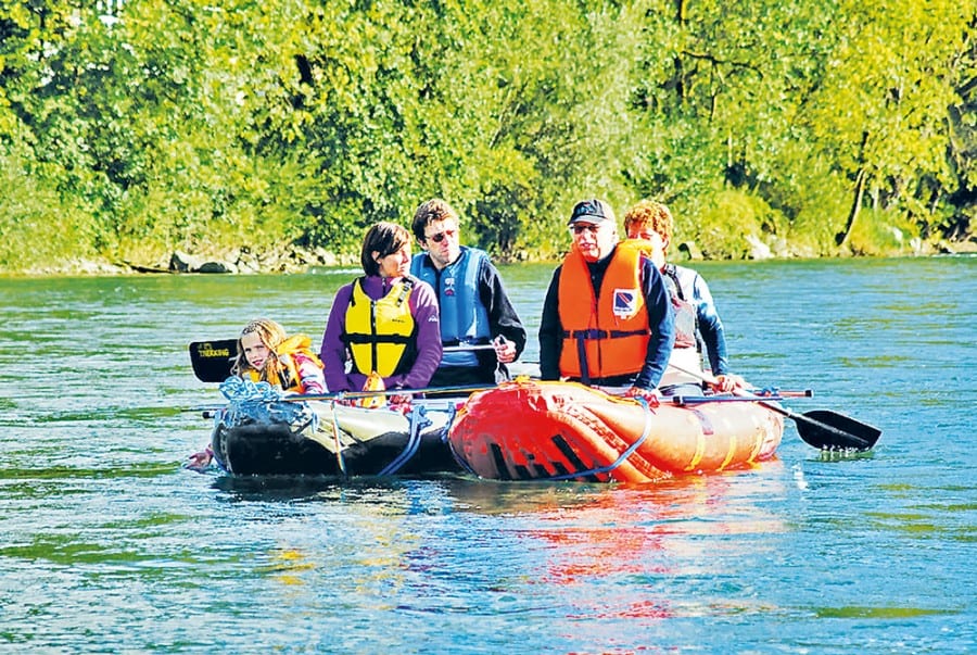 Auch das kann man bei den Naturfreunden Oberfreiamt erleben: eine gemütliche Bootsfahrt auf der Reuss. Bild zVg.