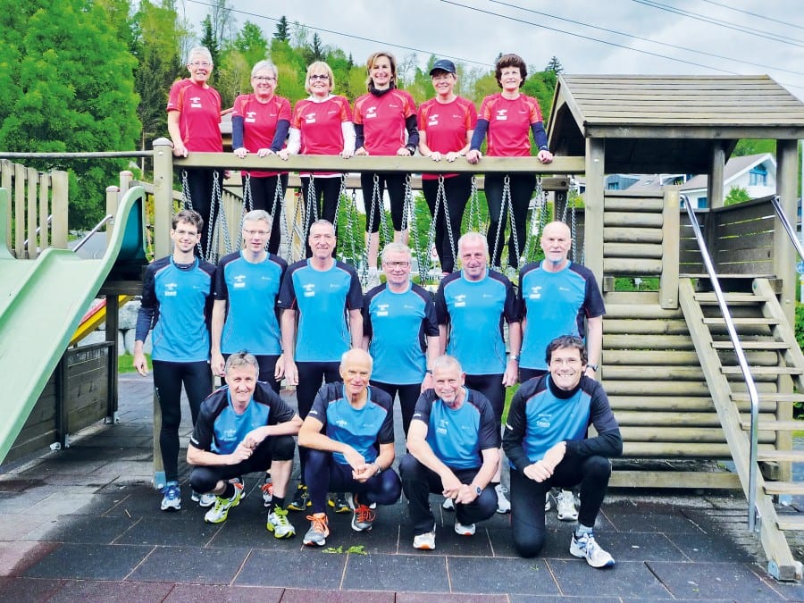 Trainerinnen (hinten, v.l.): Maja Kistler, Verena Bättig Elisabeth Gisler, Magi Bänziger, Rita Fassbind und Rita Schmidli. Trainer, mittlere Reihe (v.l.): Flavio Furger, Urs Näpflin, Bruno Krummenacher, Ernst Gisler (Leiter Lauftreff), Andreas Kistler und Werner Stalder. Trainer, vorderste Reihe (v.l.): Hugo Bründler, Karl Gauderon, Bruno Bättig und Peter Waser.