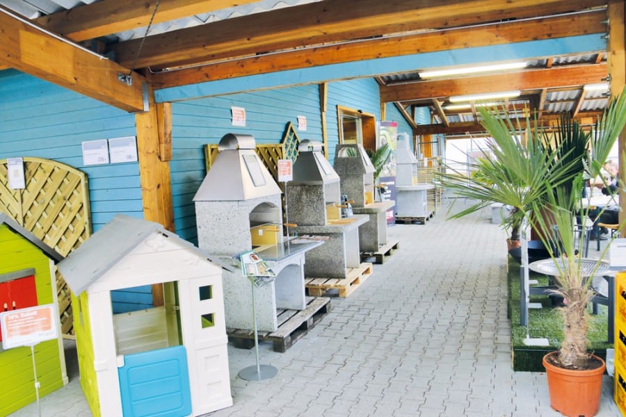 Anfassen erwünscht: Do-it + Garden MParc Ebikon präsentiert Cheminées, Gartenhäuschen oder Swimming-Pools neu in einer Aussen-Ausstellung.
