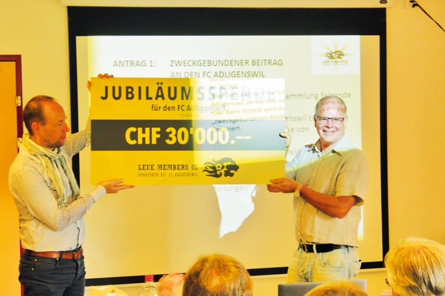Pascal Bucher und Franz Buholzer mit dem Check für die übergabe am 29./30 Mai. Bilder ds.