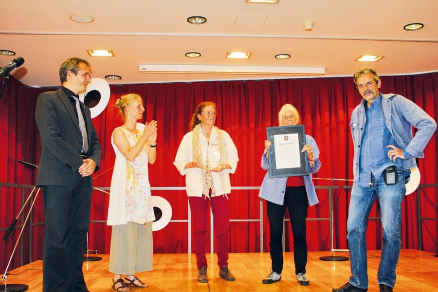 «Äbiker Seerosepriis» – Preisübergabe (von rechts): Gabriel, Rosmarie und Karin Baltensweiler, Kathrin Lustenberger Pechmann und Daniel Gasser.