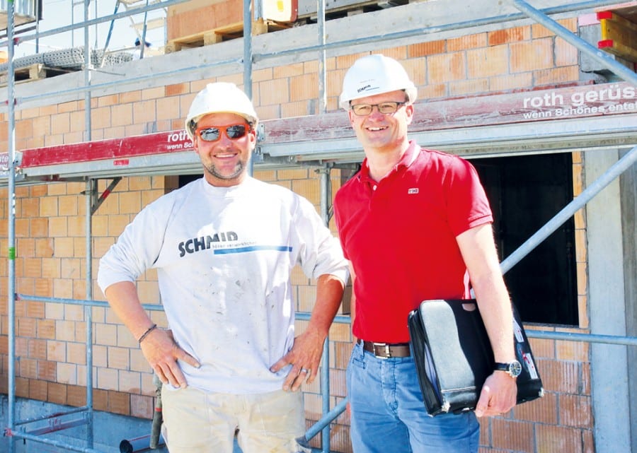 Walter Koch (rechts), Sicherheitsverantwortlicher der Schmid Bauunternehmung AG in Ebikon, und Polier Peter Portmann liegt die Sicherheit der Mitarbeitenden am Herzen. Bild apimedia