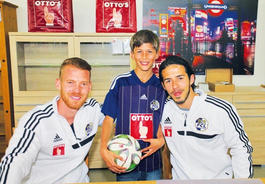 Raul Buchs (11) aus Udligenswil posiert mit den FCL-Spielern Oliver Bozanic (links) und Jahmir Hyka. Bild apimedia