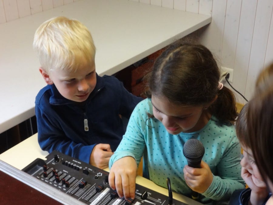 Nikki (6), Mira (5) und Nicolai (6) im Radiostudio