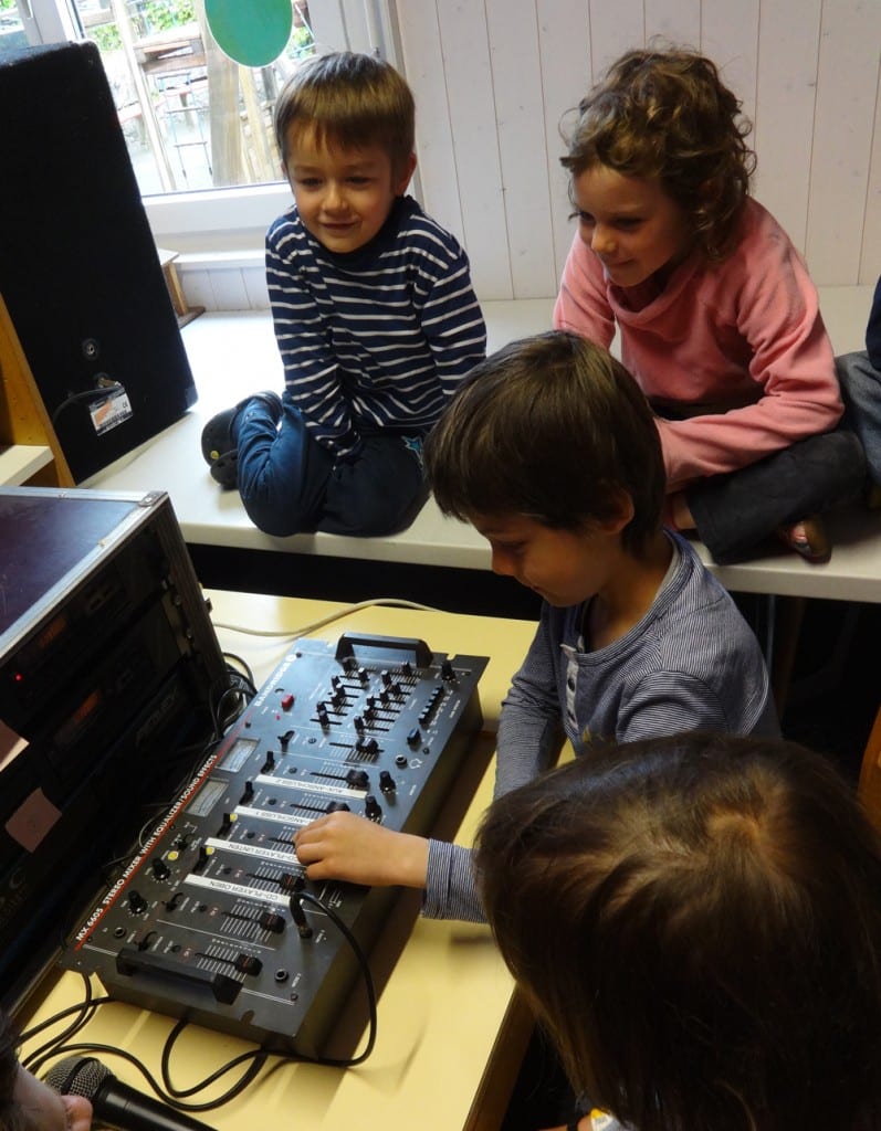 Nikki (6), Mira (5) und Nicolai (6) im Radiostudio.