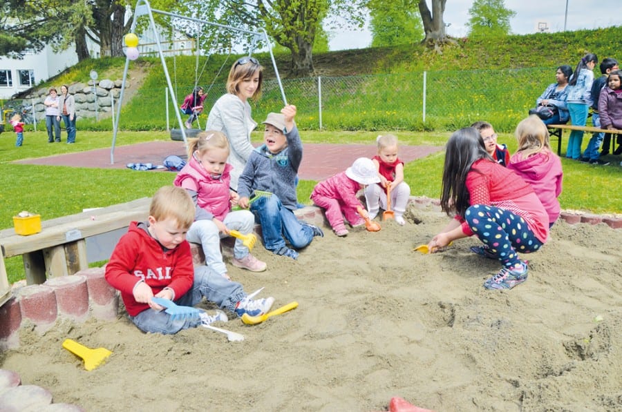 Die Kinder suchen eifrig nach Goldsteinen.