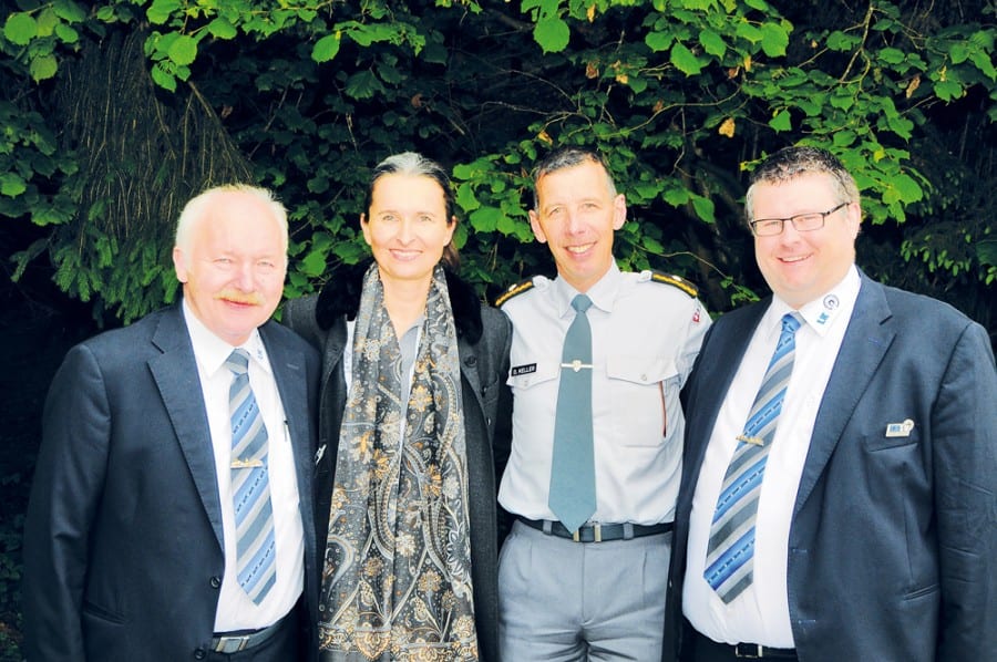 Gemeinsame Freude über den gelungenen Auftakt zum Feldschiessen 2015 im Kanton Luzern (vl.): Feldchef Arthur Riedweg, Nationalrätin Yvette Estermann, Brigadier Daniel Keller und Christian Zimmermann, Präsident LKSV.