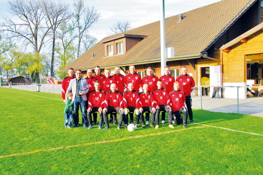 Die Rooter Senioren mit Trainer-Sponsor David Inderkum und Sohn Leon (4).