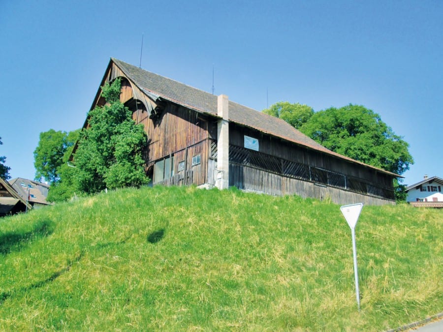 Imposante grossbäuerliche Scheune mit gemauertem Doppelstall, Doppelründe und Klebedach und Hocheinfahrt auf Parzelle Nr. 469. Bilder zVg.