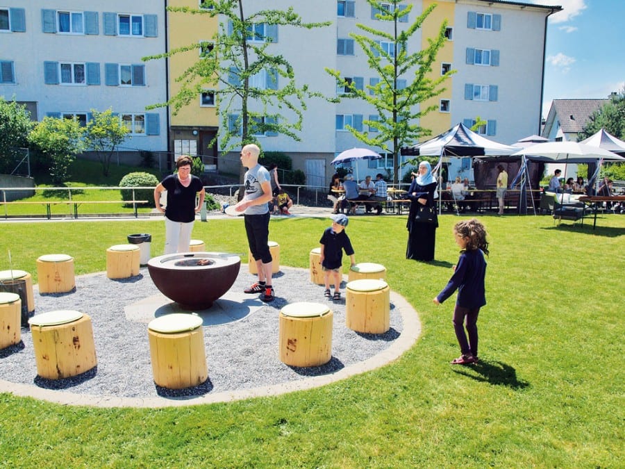 Der neue Grill im Zentrum Höchweid lädt zu gemeinsamen Begegnungen auf der Terrasse ein.
