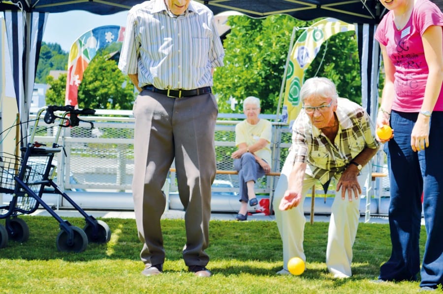 Bewohner vom Zentrum Höchweid spielten ein Bocciaturnier. Bilder zVg.