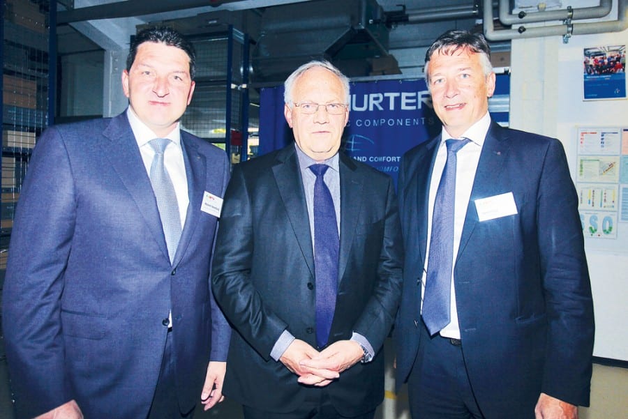 Bundesrat Johann Schneider-Ammann, umrahmt von Roland Vonarburg (Präsident KGL, links) und Hans Wicki (Präsident IHZ). Bild apimedia