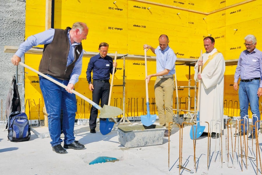 Kirchenratspräsident Ubald Zemp, Architekt Daniel Lischer, Baukommissionspräsident Markus Fröhlich, Gemeindeleiter Daniel Unternährer und Projektleiter Urs Häller (v. links) bedecken die Metallbox mit Beton.