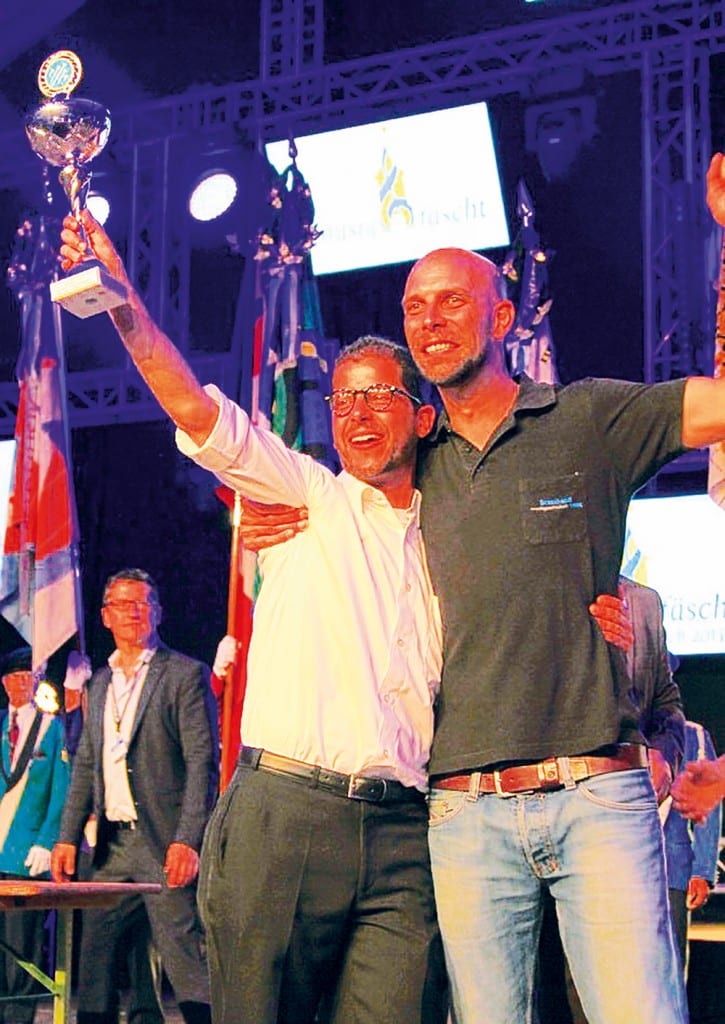 Präsident und Dirigent mit dem Siegerpokal bei der Rangverkündigung. Bilder zVg.