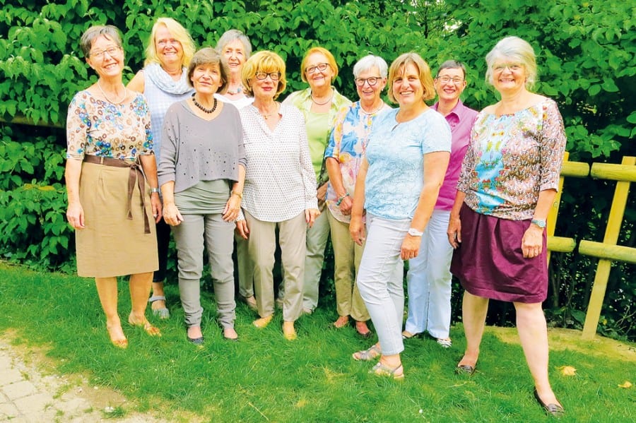 Fast vollzählig: Die «Montagsmalerinnen» mit Ihrer künstlerischen Leiterin (rechts im Bild).