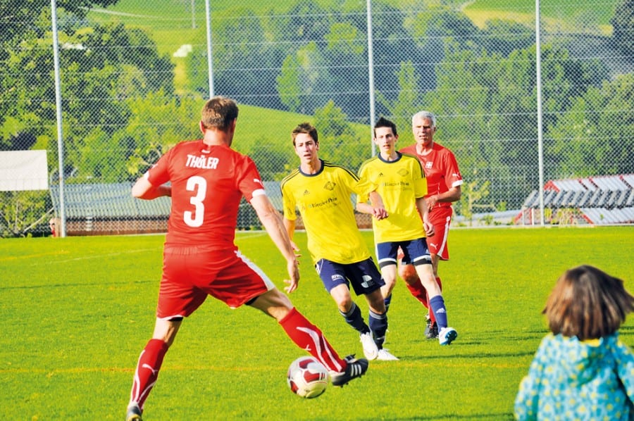Die «Suisse-Legends» unterliegen der 1. Mannschaft des FC Adligenswil 3:6. Ein Riesenspass wars trotzdem. Bilder zVg.