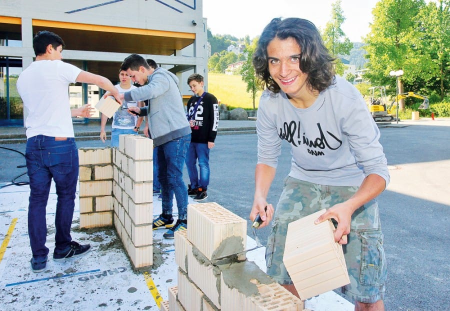 Alessandro Ruggero (14) aus Ebikon hatte sichtlich Spass beim Errichten einer Mauer. (Bild apimedia)
