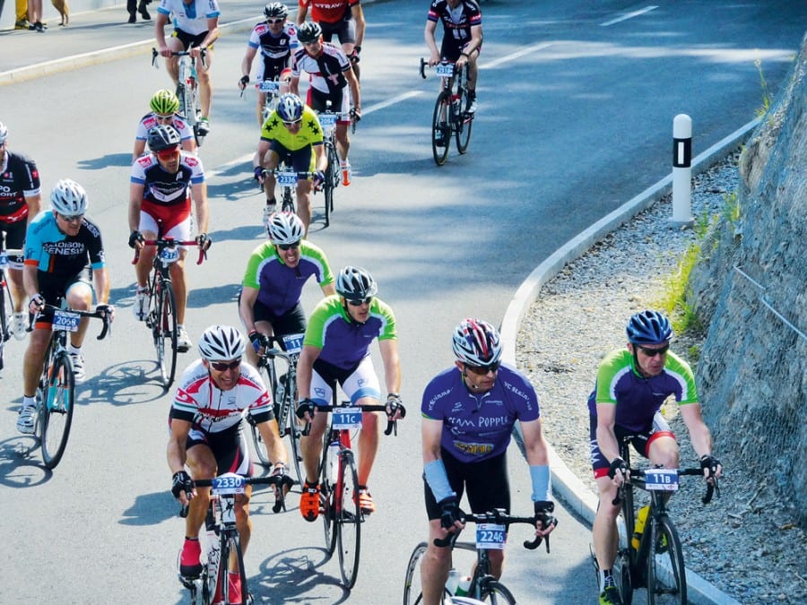 Das Team Cycling Club Rontal beim Aufstieg Richtung Unterägeri.