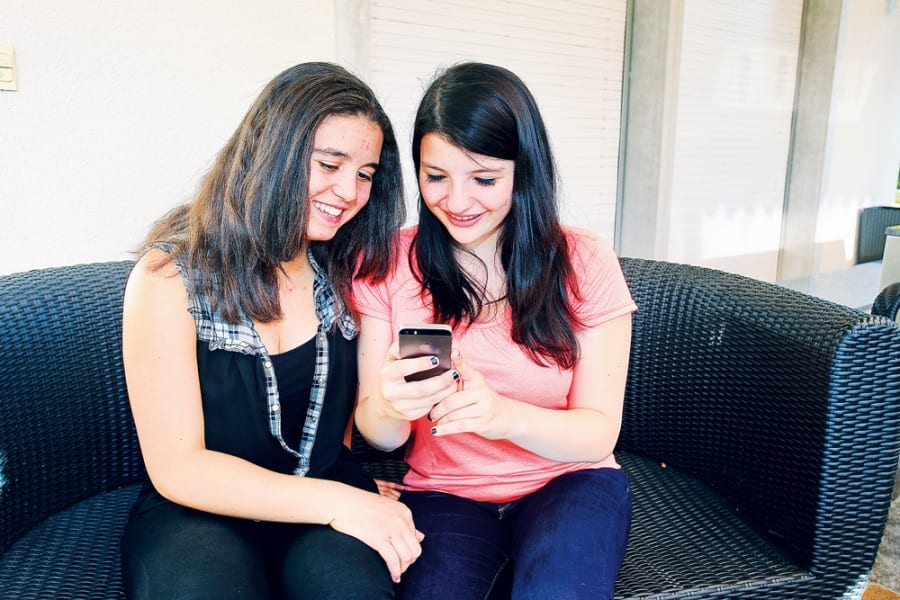 Das Handy als wichtiges Kommunikationsmittel: Auch für die Buchrainer Neuntklässlerinnen Ilse Montes (links) und Ylenia Piazza. Bild apimedia.