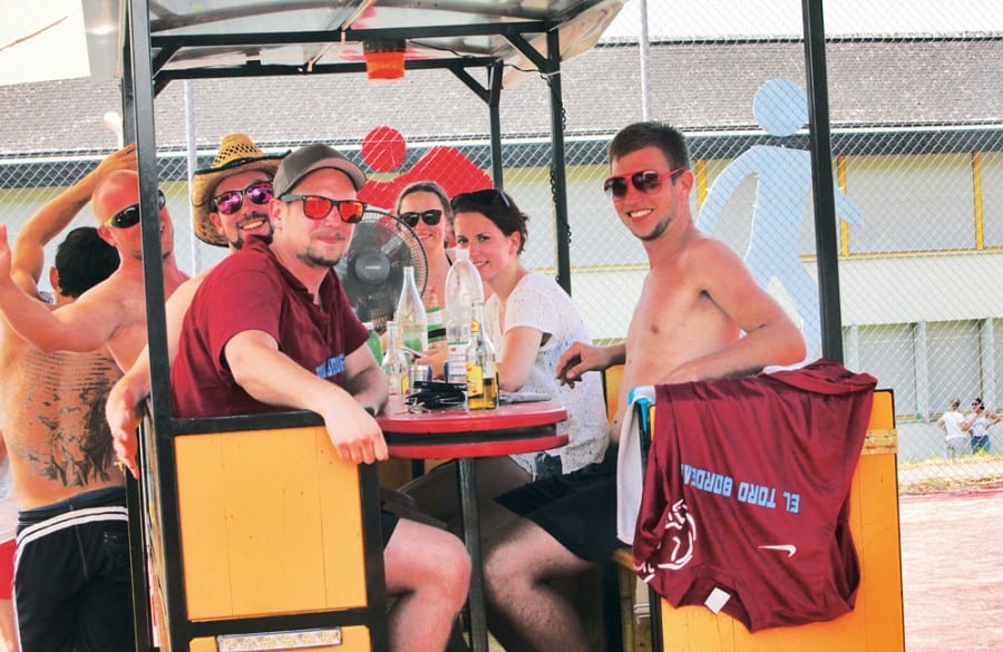 Die Mannschaft El toro bordeaux in ihrem eigenen Barwagen.