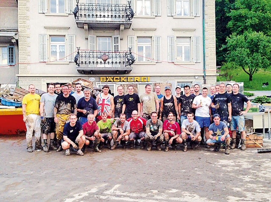 Dreissig Heleferinnen und Helfer unterstützten die Familie Brunner bei den Aufräumarbeiten. Bilder Manuel Brunner