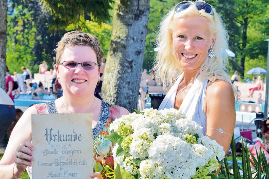 Heidi Fürling von Happy Day Events gratuliert Marion Maurer, Sängerin und FDP-Politikerin aus Adligenswil. Bild zVg.