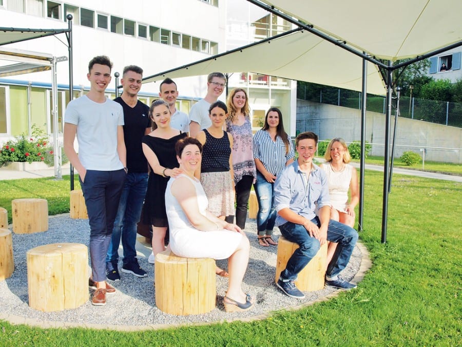 Ihre Ausbildung erfolgreich beendet haben (von links): Nicolas Schwegler, Erjon Kameraj, Celine Schumacher, Bojan Milakovic, Emira Icic, Lars Odermatt, Susan Hodel, Gerta Ahma, Emina Sljivar, Daniel Brechbühl und Kathrin Wunderlin (es fehlen Eva Kiser und Stefan Radulovic).