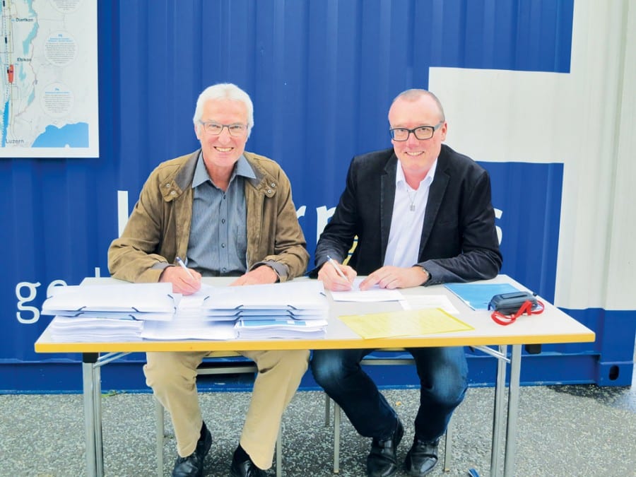 Hans Burri, Gemeindepräsident Dierikon und Gemeindeschreiber Marcel Herrmann bei der Unterzeichnung.