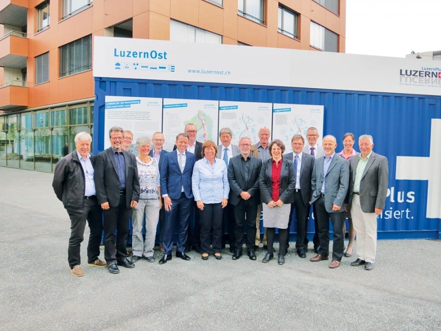 v.l.n.r. Herbert Lustenberger, Gemeinderat Ebikon; Max Hess, Gemeinderat Dierikon; Beat Amrein, Gemeindeschreiber Gisikon; Carmen Ciotto, Gemeinderat Dierikon; Philipp Schärli, Gemeindeschreiber Buchrain; Heinz Schumacher, Gemeindepräsident Root; Marcel Herrmann, Gemeindeschreiber Dierikon; Käthy Ruckli, Gemeindepräsidentin Buchrain; Alois Muri, Gemeindepräsident Gisikon; Thomas Bucher, Gemeindeschreiber Honau; Hans Burri, Gemeindepräsident Dierikon; Nathalie Mil, Gebietsmanagerin LuzernOst; Bruno Vogel, Gemeinderat Gisikon; Pius Zängerle, Präsident LuzernPlus; Amade Koller, Gemeindepräsident Honau; Nicole Imfeld, Leiterin Bauabteilung Ebikon und Kurt Sidler, Geschäftsführer LuzernPlus. Bilder zVg.