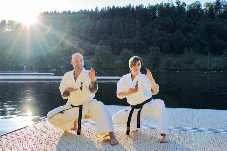 Kata am Rotsee mit Trainingspartner. Katas sind festgelegte, koordinierte Bewegungsabläufe aus einer festgelegten Anzahl von Einzeltechniken bzw. Kombinationen. Bilder zVg.