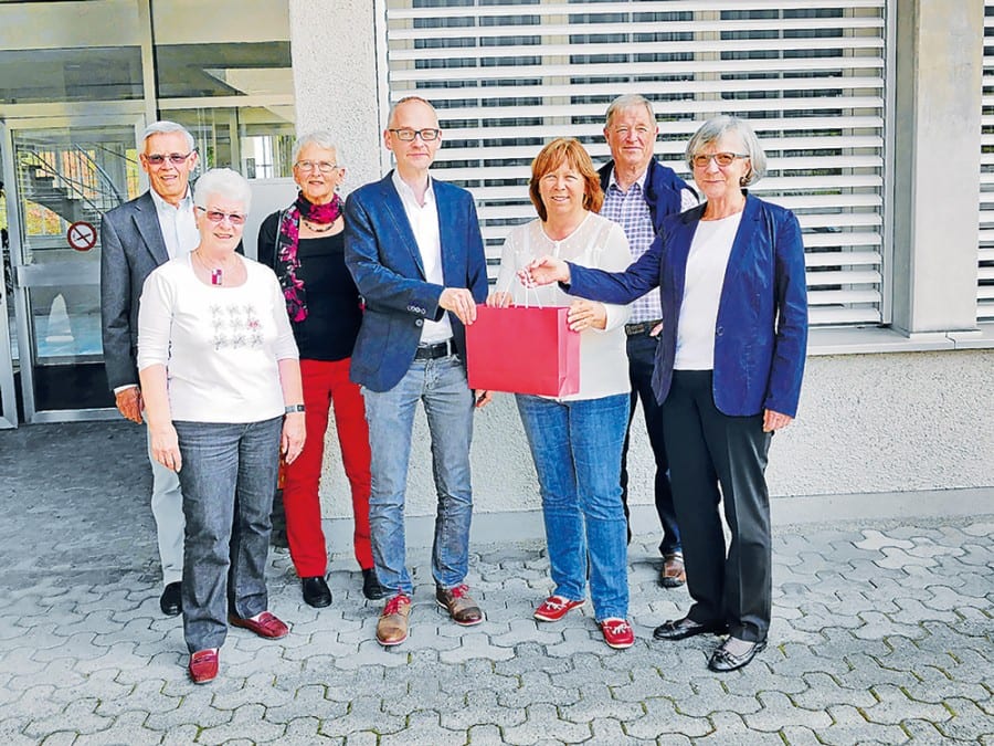 Vertreter von «Bueri aktiv 60 plus» übergeben im Frühling 2015 dem Gemeinderat die Petition. Bild: Ruth Kocherhans.