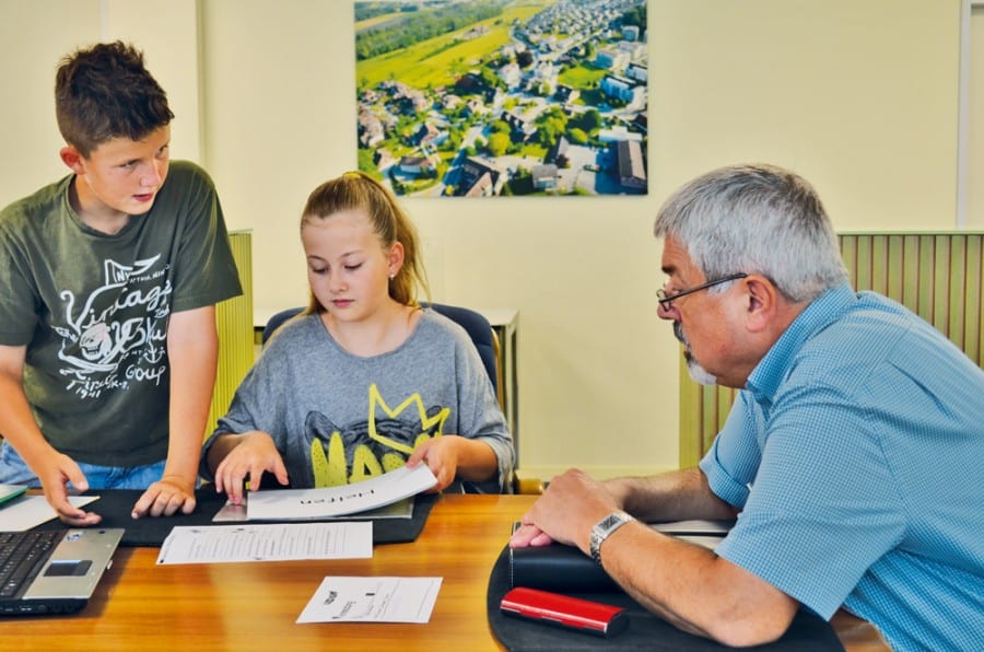 Kai und Flavia präsentieren Erwin Arnold, Gemeinderat und Sozialvorsteher Buchrain, das Konzept des Ideenbüros. Bild zVg.