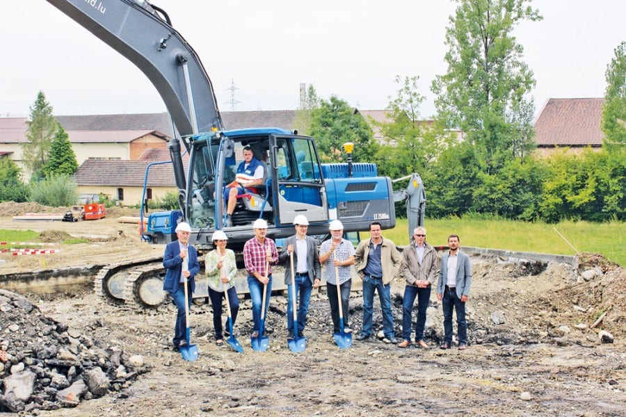 Vertreter der Bauherrschaft, der Gemeinde und der beteiligten Unternehmen schritten in Inwil zum Spatenstich. Bild Stefan Jäggi.