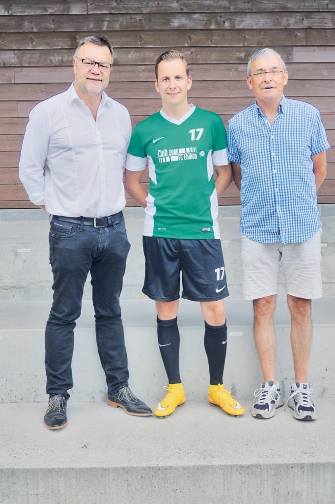 Markus Schumacher, Präsident Club 2000, Captain Michi Thürig und Finanzchef Urs Wyrsch freuen sich über die neuen Trainingsshirts. Bild zVg.