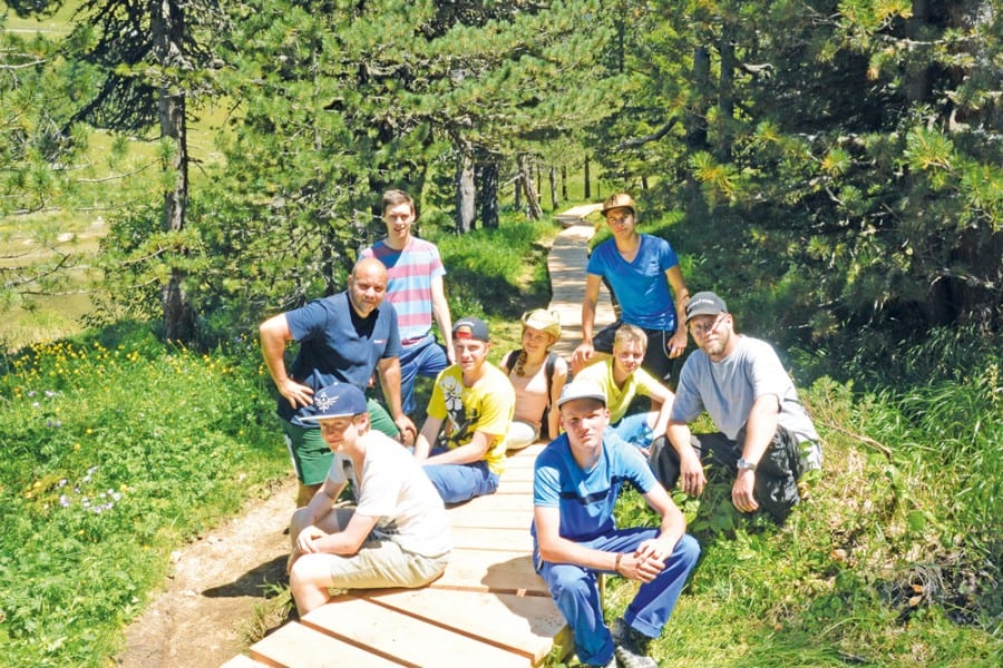 Beim neuen Steg am Palpuognasee: (v.l.n.r.): Luca Homberger, Roli Kälin, Jan Portmann, Joel Niederberger, Caroline Züsli, Andrin Tännler, Michael Vogel, Ivo Wiegenbröker und Yves Liesch (Werksdienst Bergün).