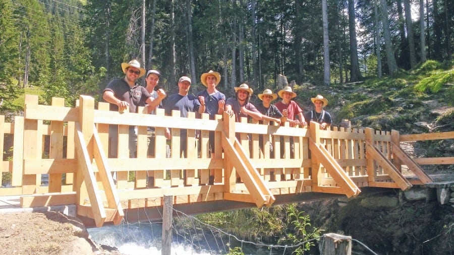 (v.l.n.r.): Michael Gehrig, Nico Ammann, Franz Wüthrich, Joel Iselin, Daniel Wymann, Nathanael Birrer, Lukas Brägger und Marco Grossmann sind mächtig stolz auf die fertig gestellte Brücke bei Prasegras.