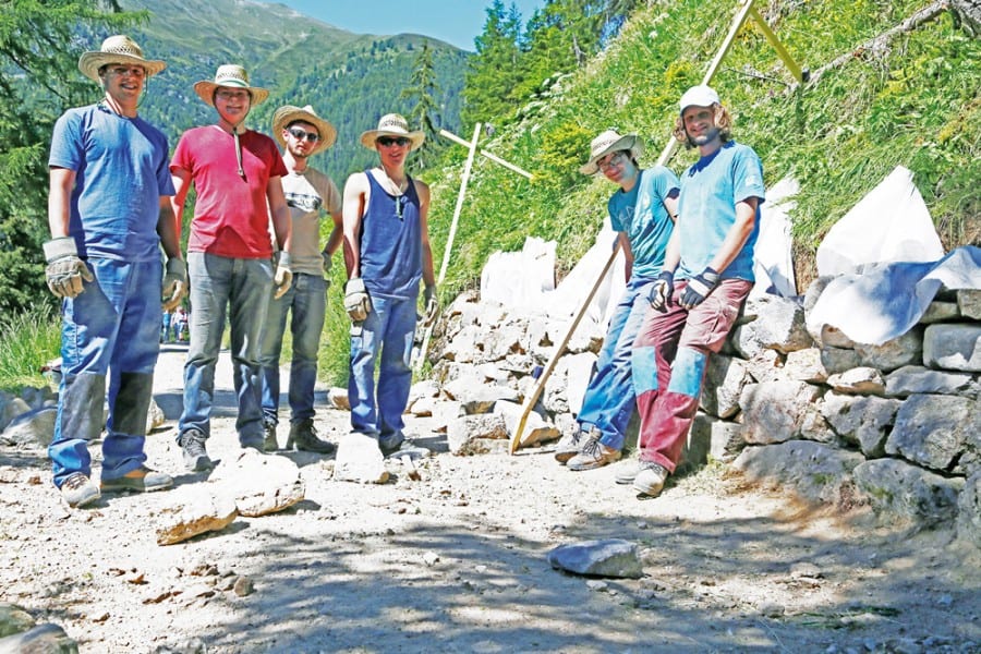 Flavio Palombella, Andreas Grütter, Yannick Widmer, Simon Blassnig, Tobias Siegel und Remo Riederer (Werksdienst Bergün) stellten eine Trockensteinmauer im Stulsertal wieder in Stand.